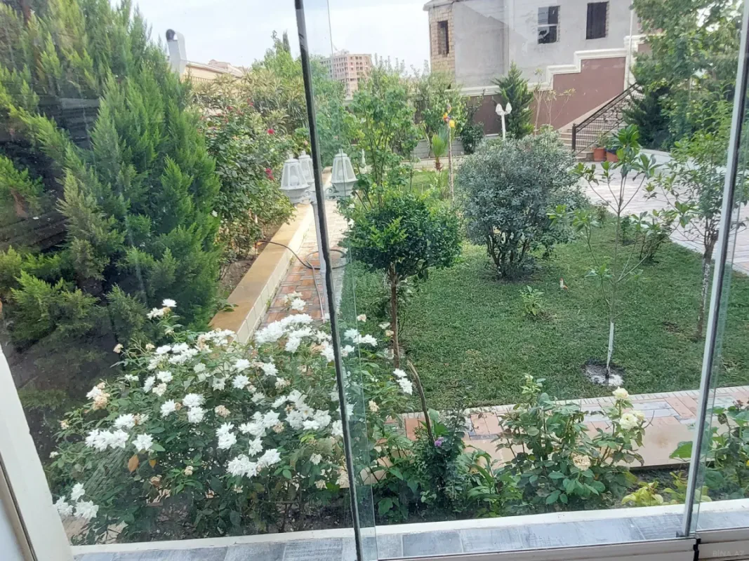 Satılır 5 otaqlı həyət evi 240 m²