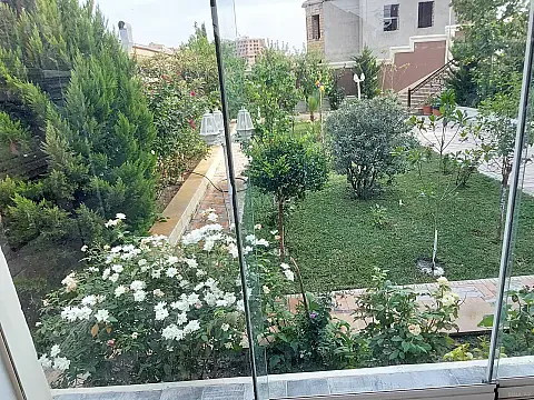 Satılır 5 otaqlı həyət evi 240 m²