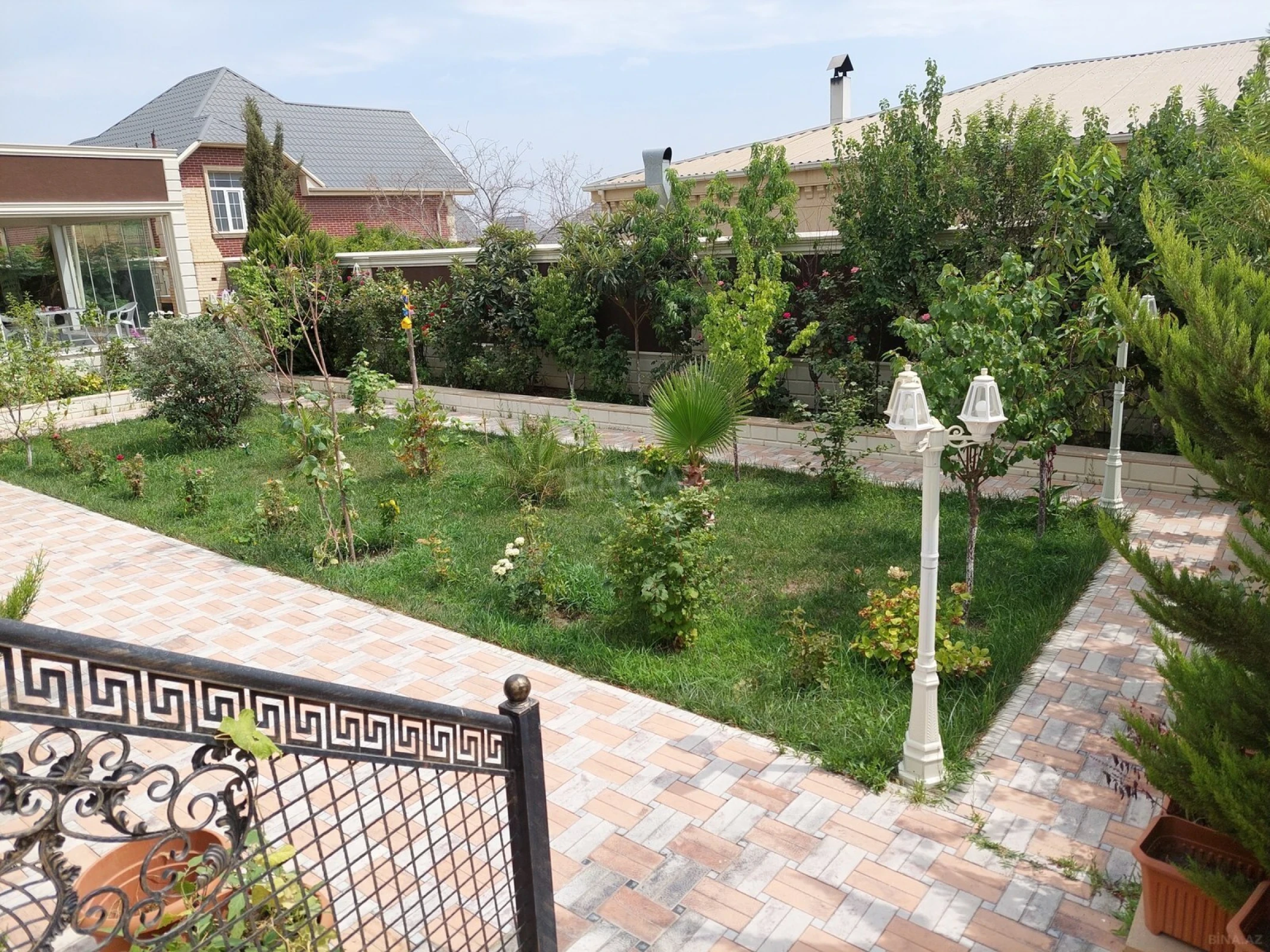 Satılır 5 otaqlı həyət evi 240 m²