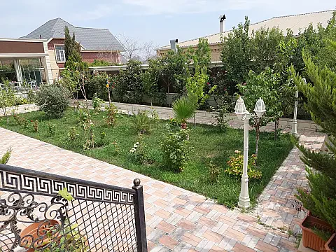 Satılır 5 otaqlı həyət evi 240 m²
