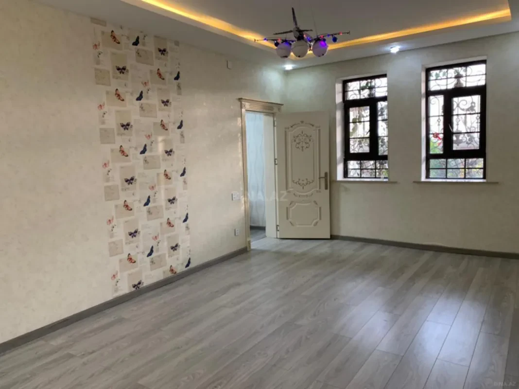 Satılır 5 otaqlı həyət evi 240 m²