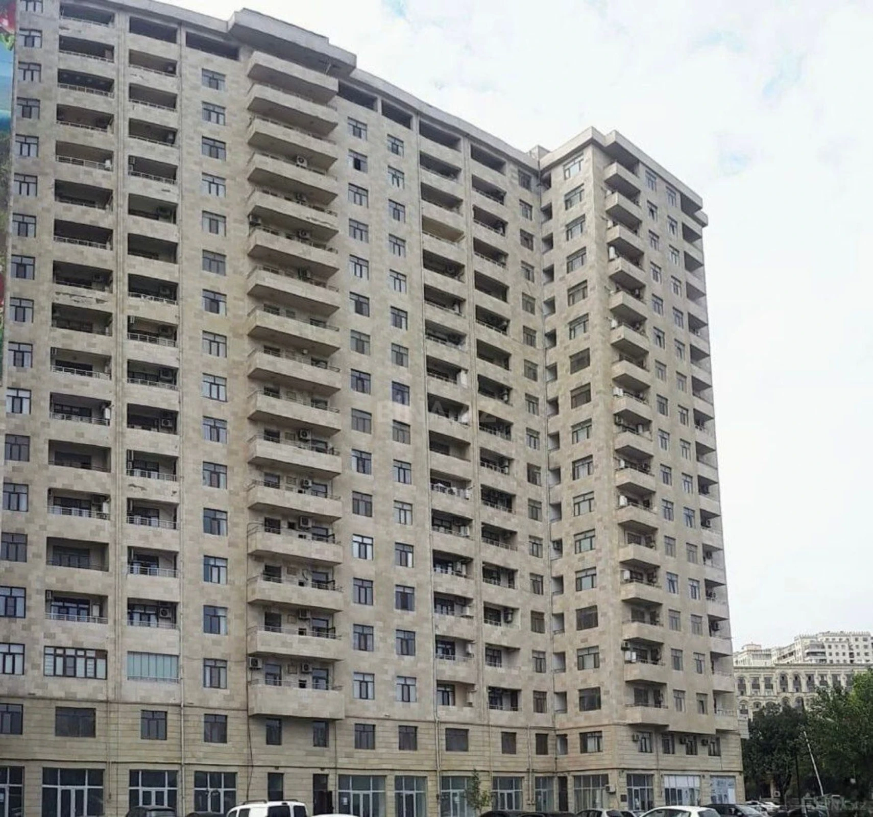 Satılır 4 otaqlı mənzil 167 m²