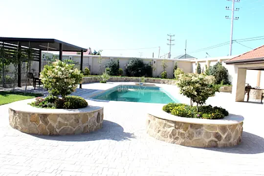 Kirayə verilir 8 otaqlı həyət evi 440 m²