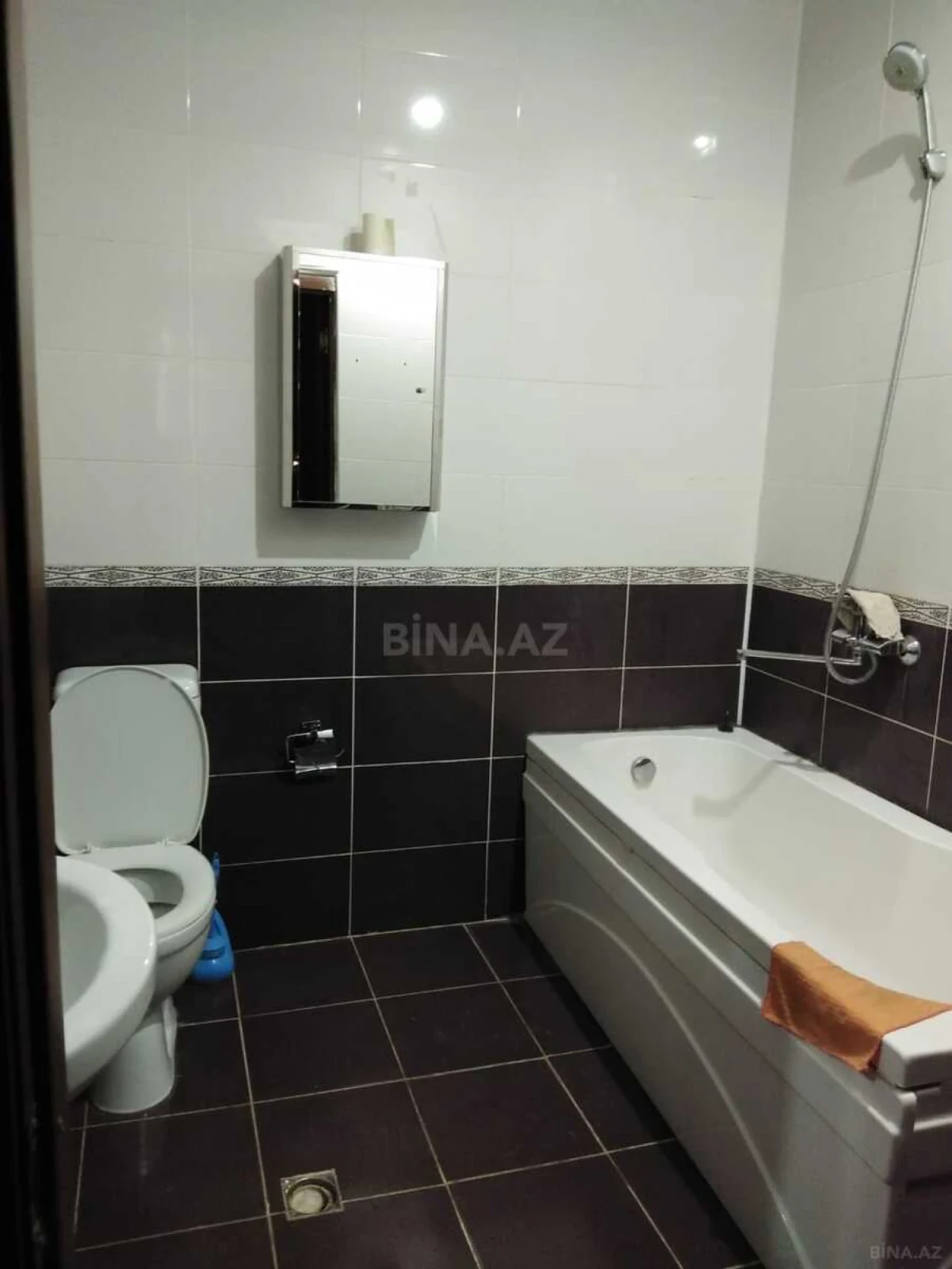 Kirayə verilir 4 otaqlı mənzil 150 m²