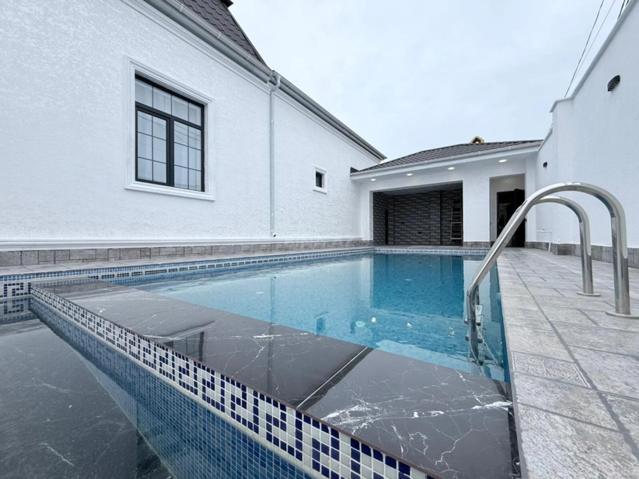 Satılır 4 otaqlı həyət evi 250 m²