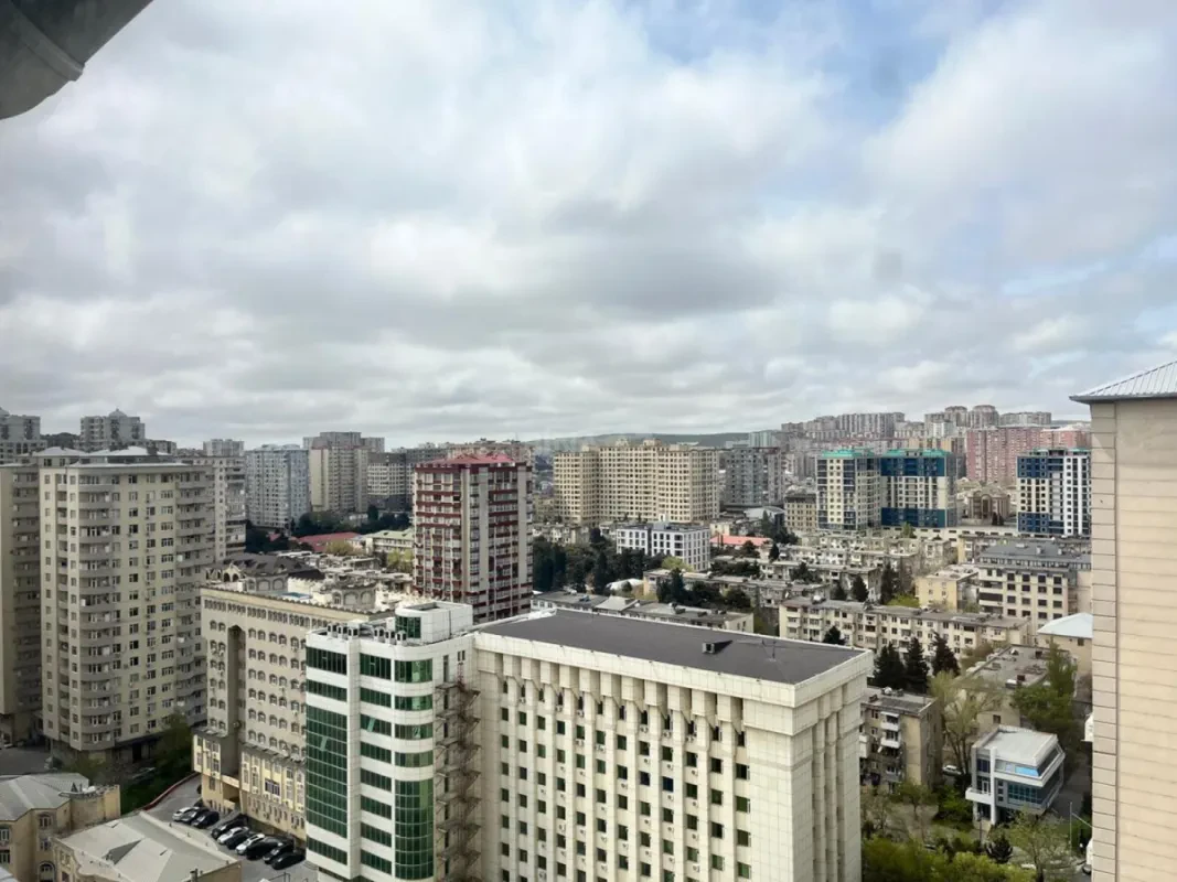 Satılır 4 otaqlı mənzil 176 m²