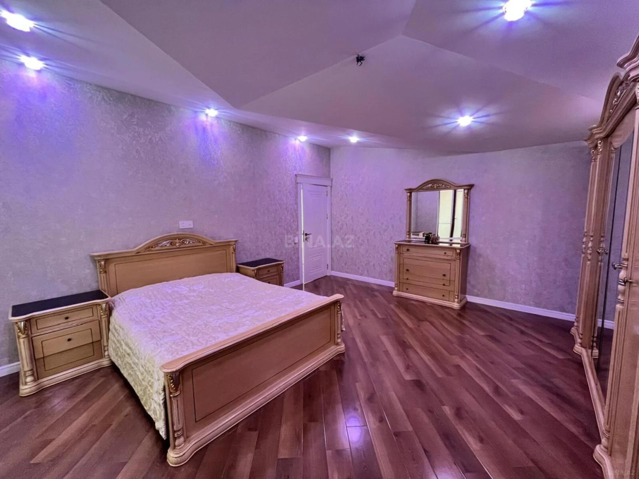 Satılır 4 otaqlı mənzil 176 m²