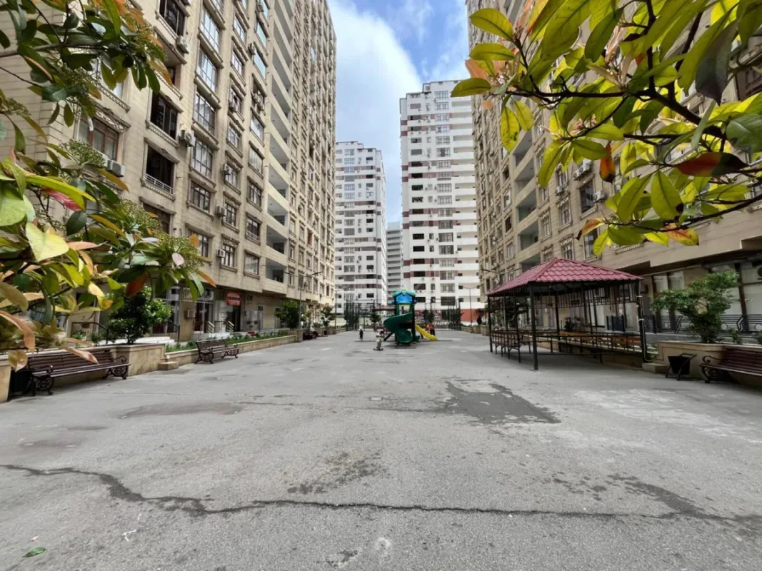 Satılır 4 otaqlı mənzil 176 m²