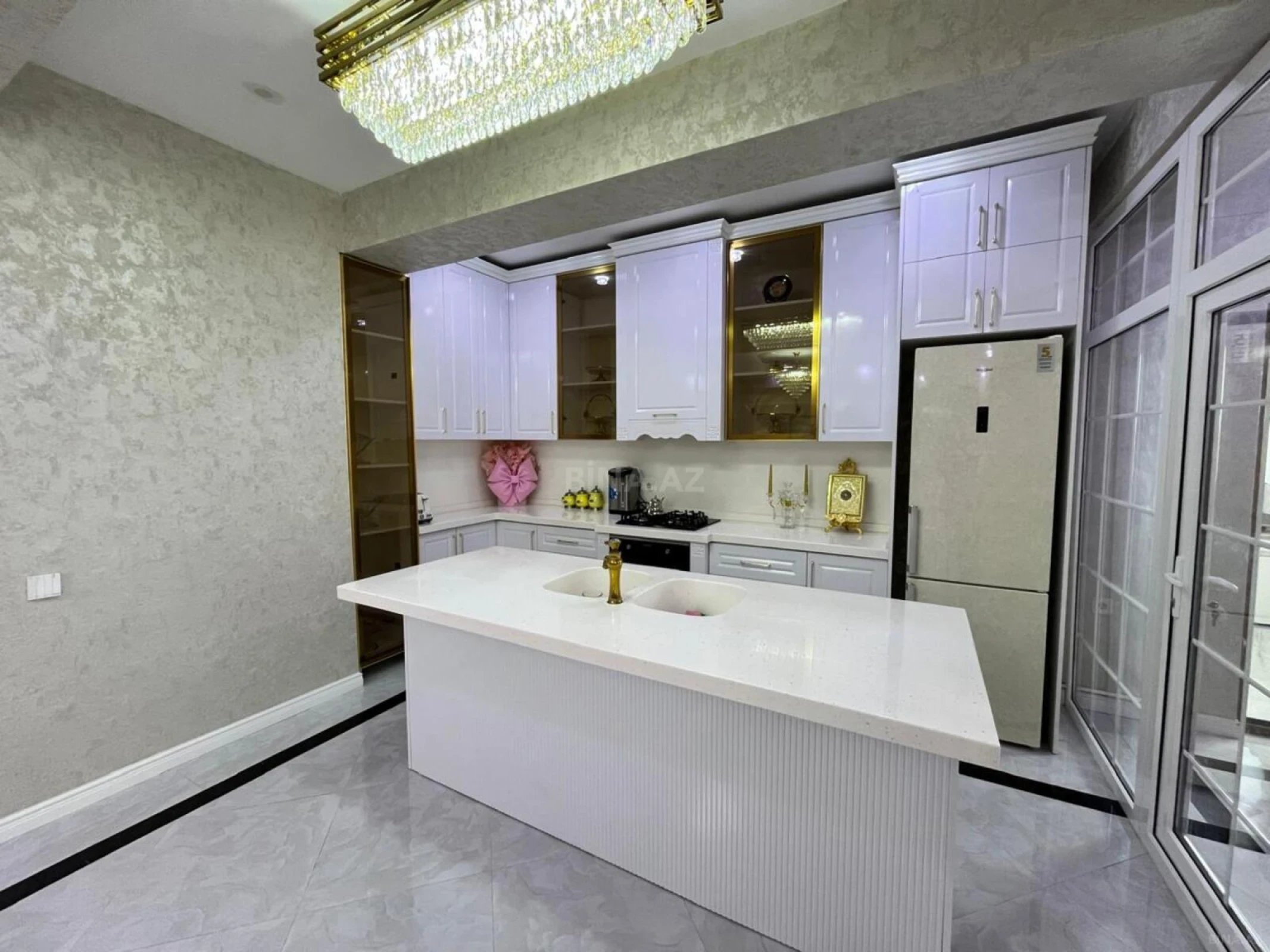 Satılır 4 otaqlı mənzil 176 m²