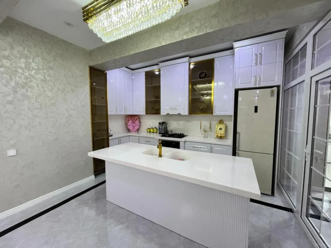 Satılır 4 otaqlı mənzil 176 m²