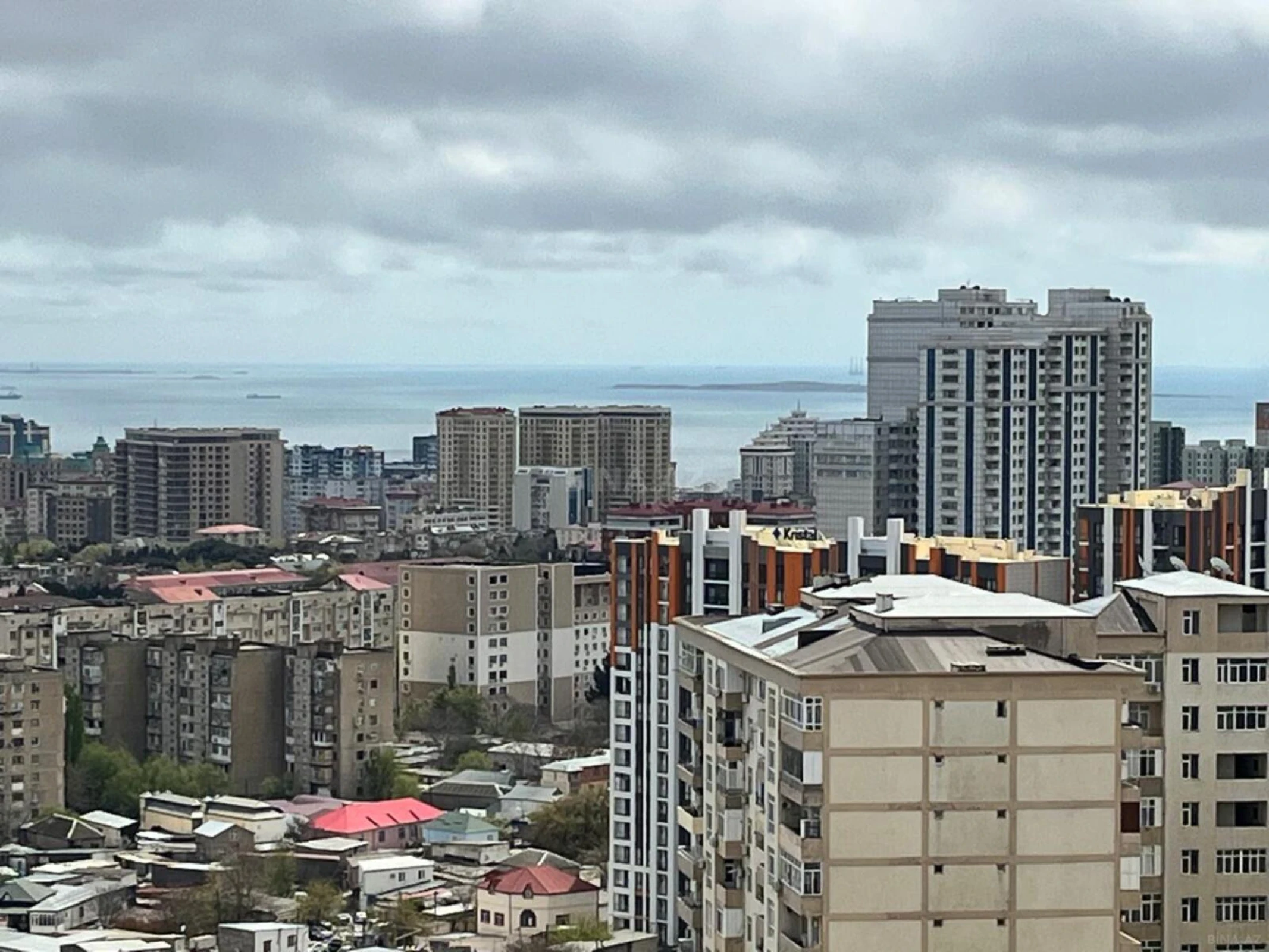 Satılır 4 otaqlı mənzil 176 m²