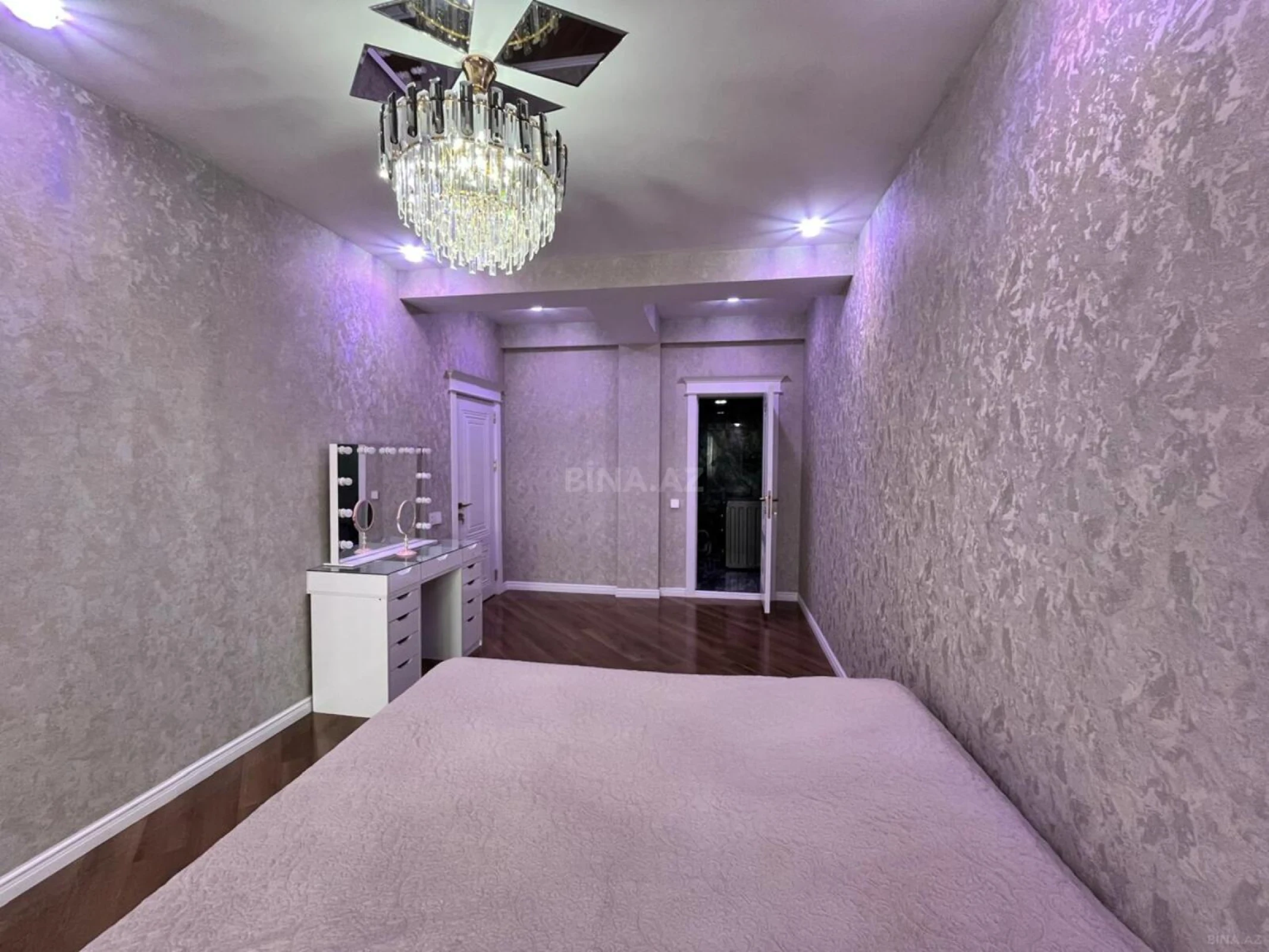 Satılır 4 otaqlı mənzil 176 m²