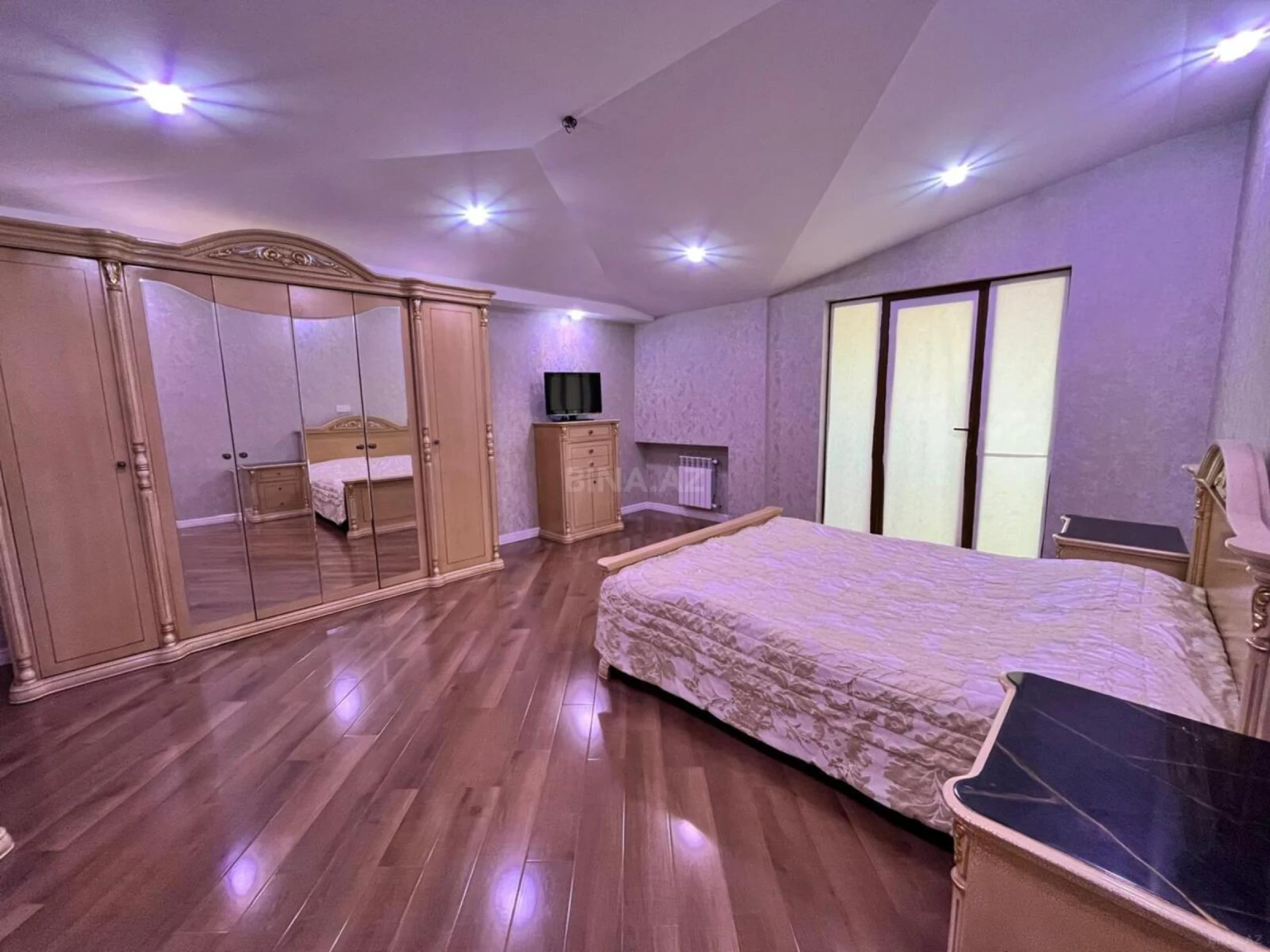 Satılır 4 otaqlı mənzil 176 m²