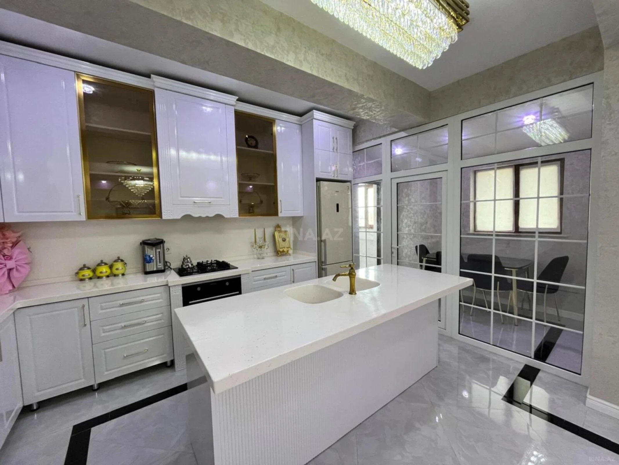 Satılır 4 otaqlı mənzil 176 m²