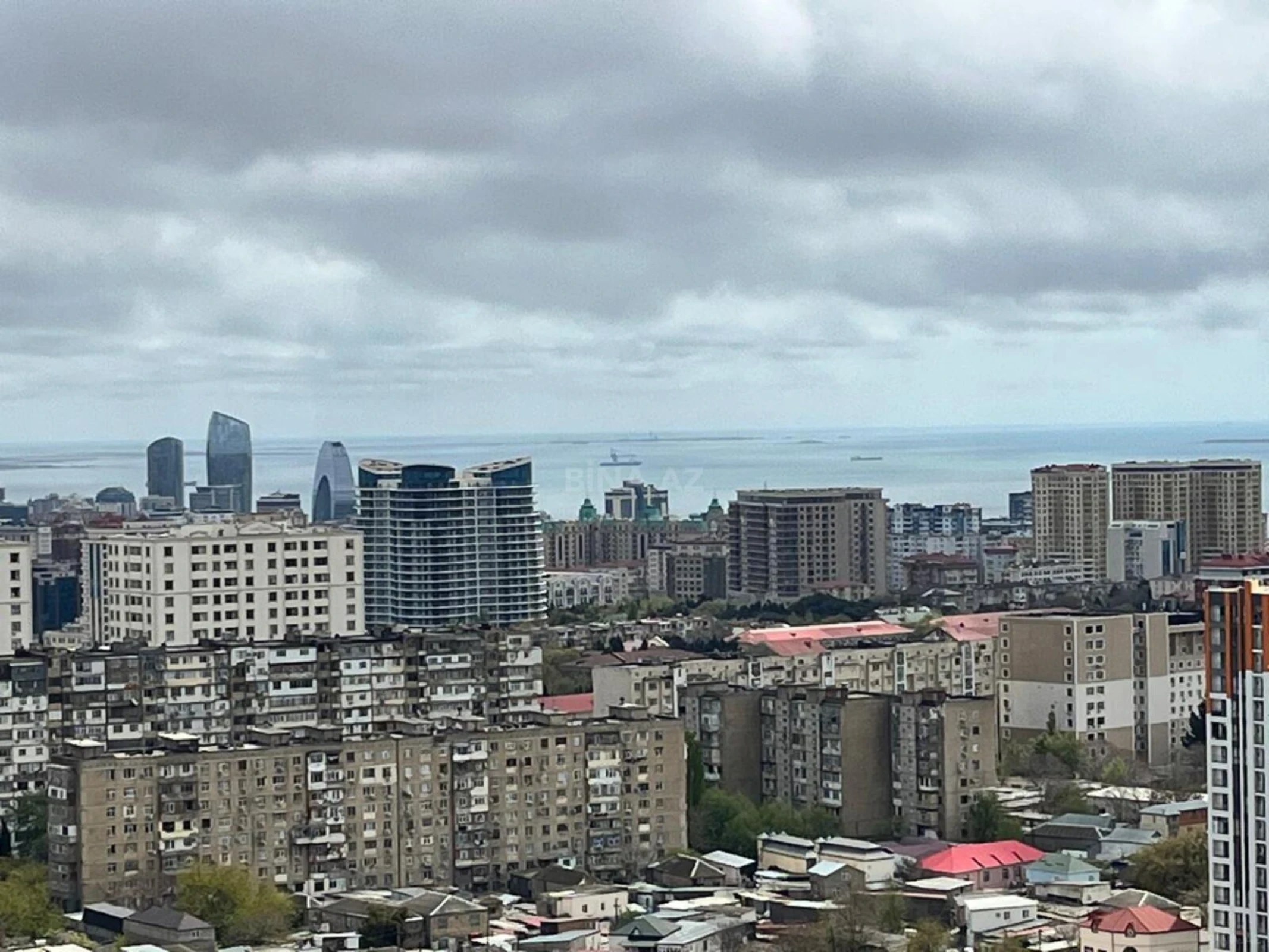 Satılır 4 otaqlı mənzil 176 m²