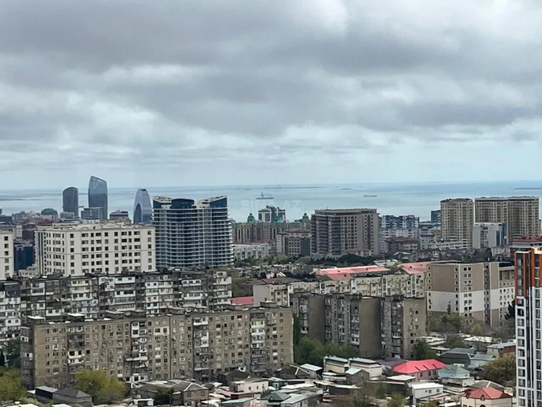 Satılır 4 otaqlı mənzil 176 m²