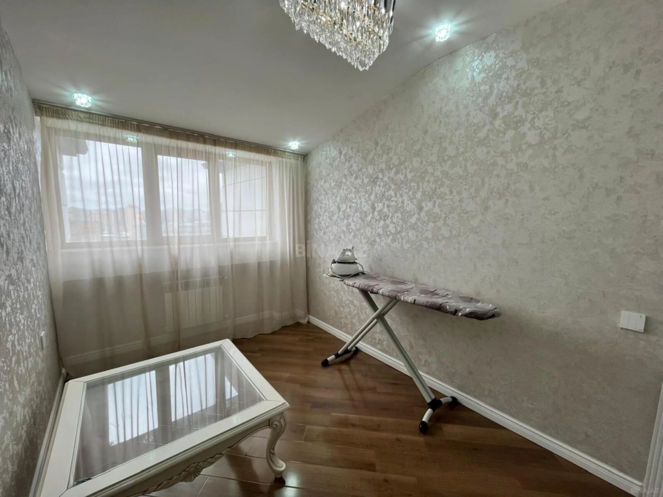 Satılır 4 otaqlı mənzil 176 m²