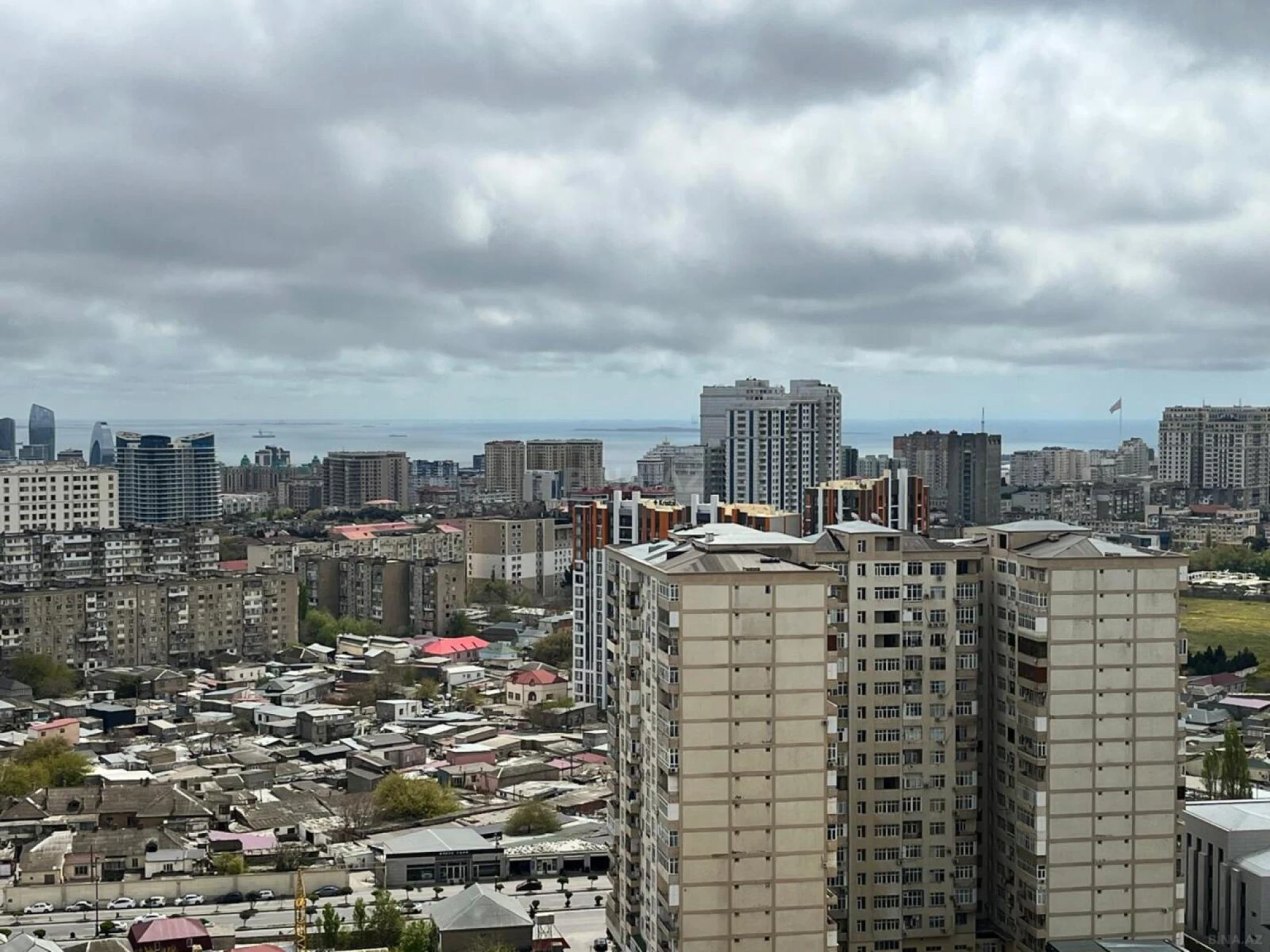 Satılır 4 otaqlı mənzil 176 m²