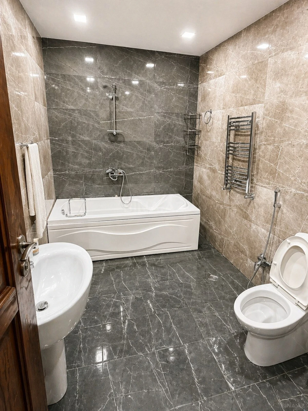 Kirayə verilir 3 otaqlı mənzil 147 m²