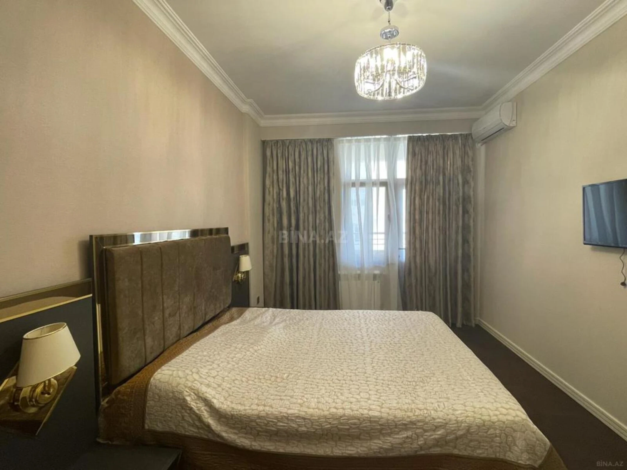 Satılır 4 otaqlı mənzil 210 m²