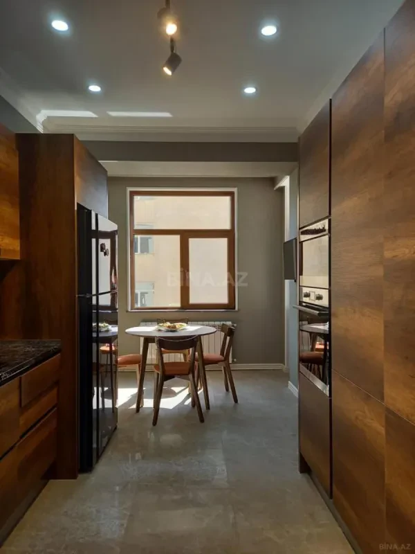 Satılır 4 otaqlı mənzil 210 m²