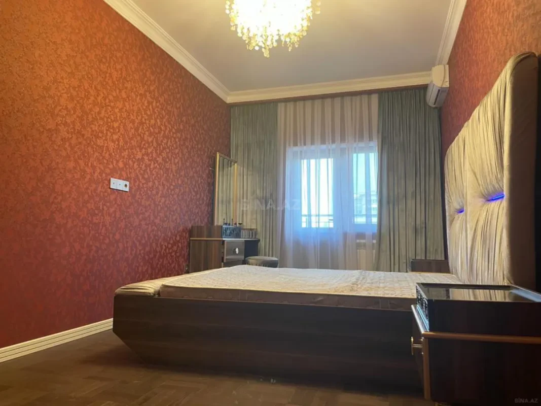 Satılır 4 otaqlı mənzil 210 m²