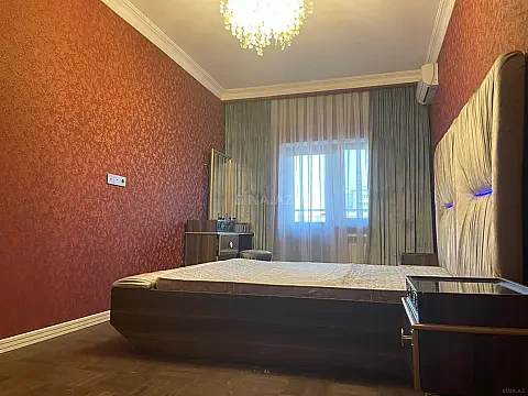 Satılır 4 otaqlı mənzil 210 m²