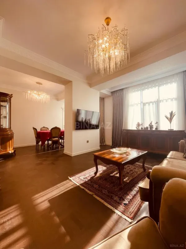 Satılır 4 otaqlı mənzil 210 m²