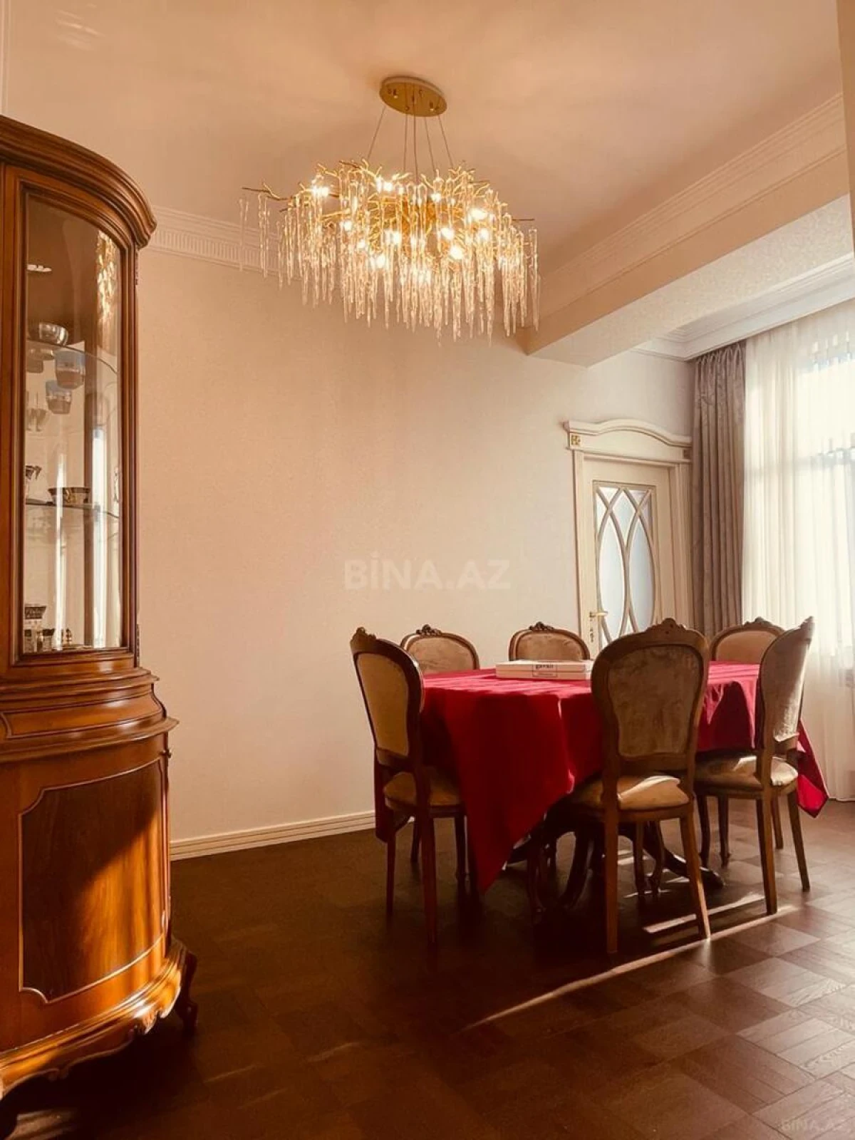 Satılır 4 otaqlı mənzil 210 m²