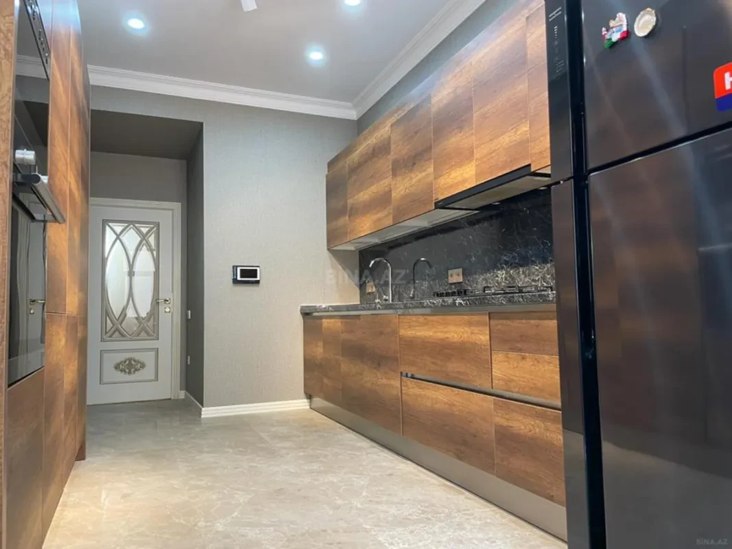 Satılır 4 otaqlı mənzil 210 m²