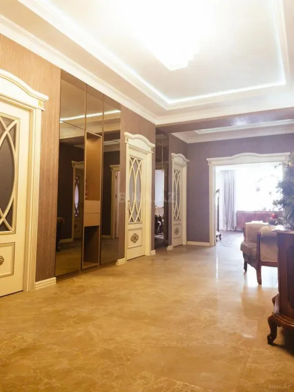 Satılır 4 otaqlı mənzil 210 m²