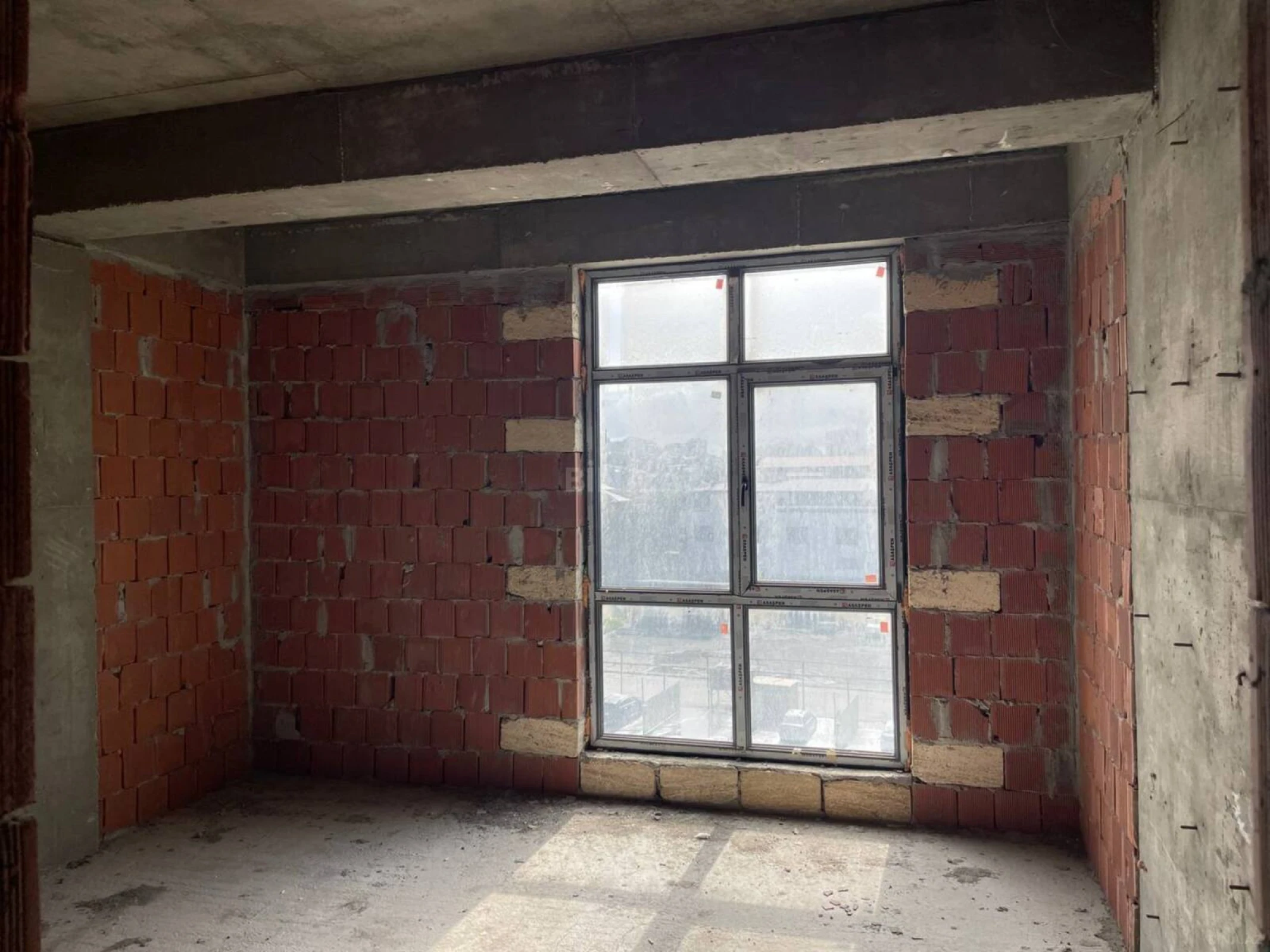 Satılır 2 otaqlı mənzil 82.7 m²