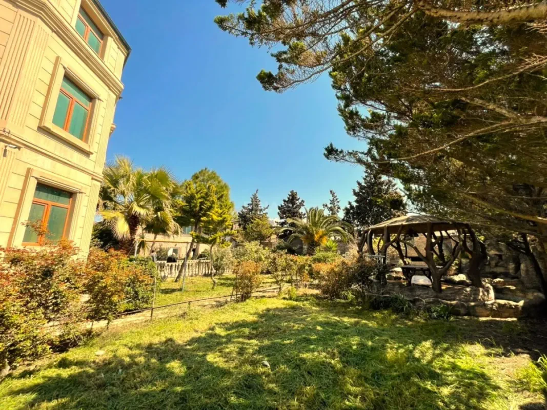 Satılır 6 otaqlı həyət evi 570 m²
