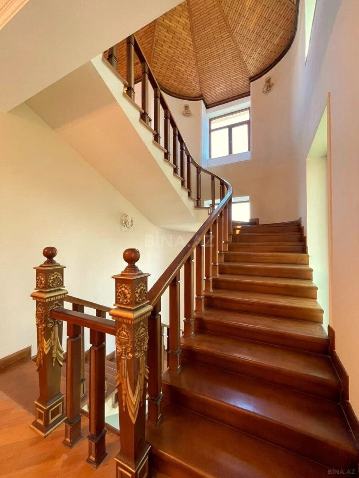 Satılır 6 otaqlı həyət evi 570 m²