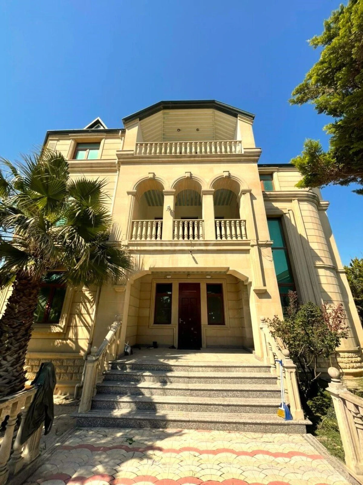Satılır 6 otaqlı həyət evi 570 m²