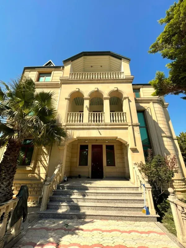 Satılır 6 otaqlı həyət evi 570 m²