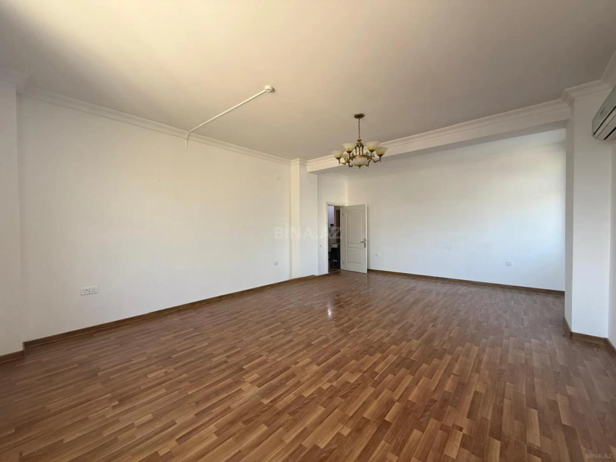 Satılır 3 otaqlı mənzil 159 m²