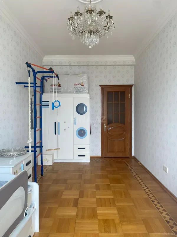 Kirayə verilir 3 otaqlı mənzil 124 m²