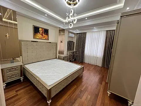 Satılır 4 otaqlı mənzil 164 m²