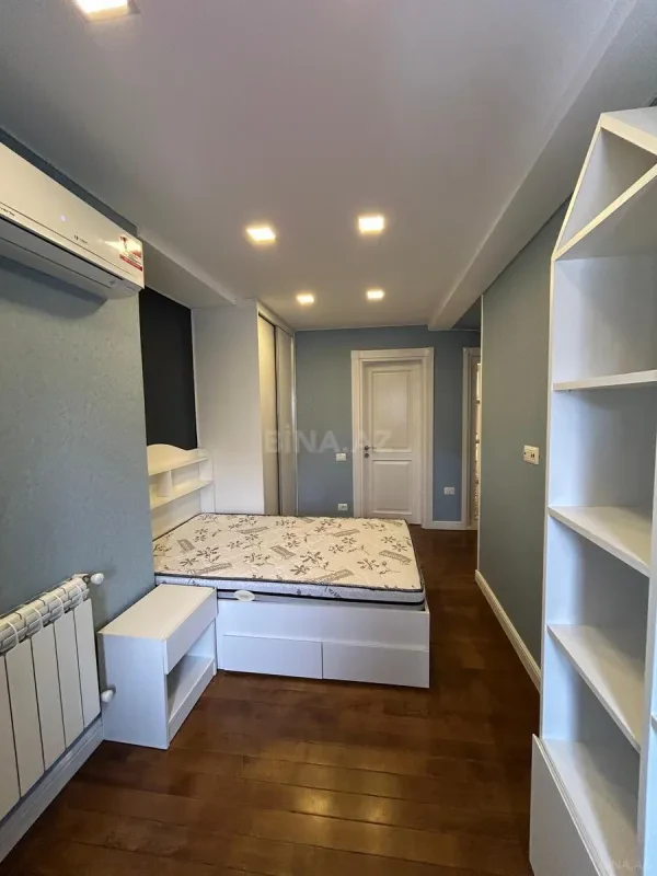 Satılır 6 otaqlı mənzil 305 m²