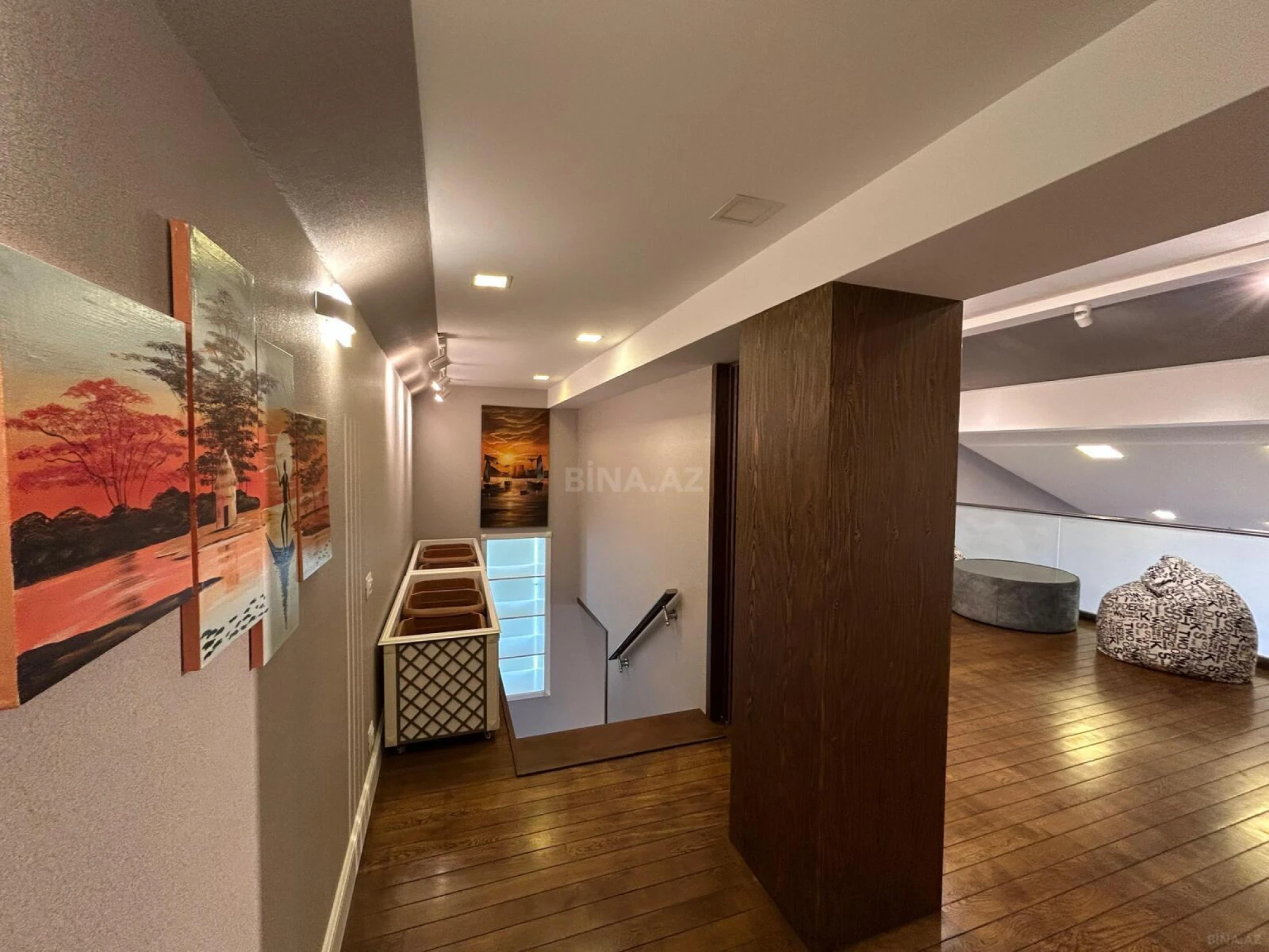 Satılır 6 otaqlı mənzil 305 m²