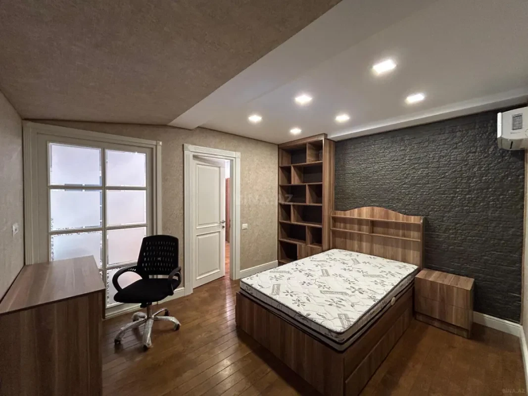Satılır 6 otaqlı mənzil 305 m²