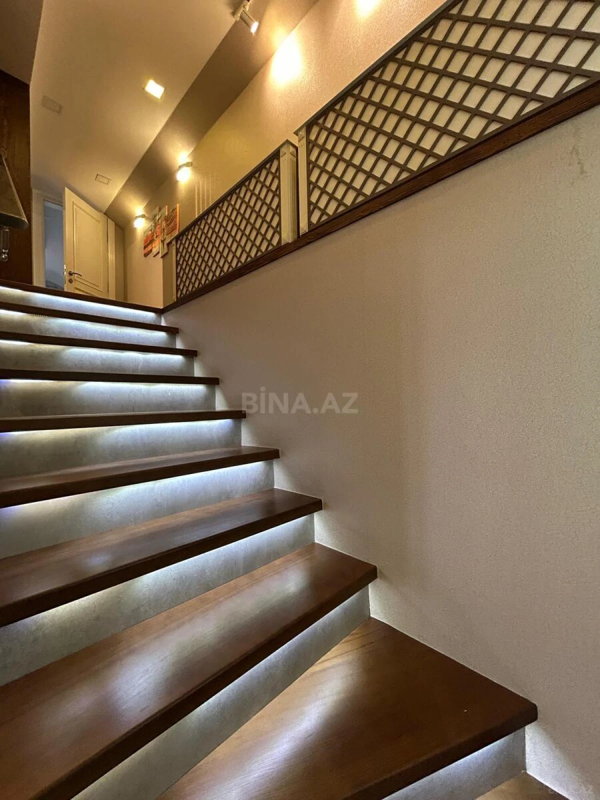 Satılır 6 otaqlı mənzil 305 m²