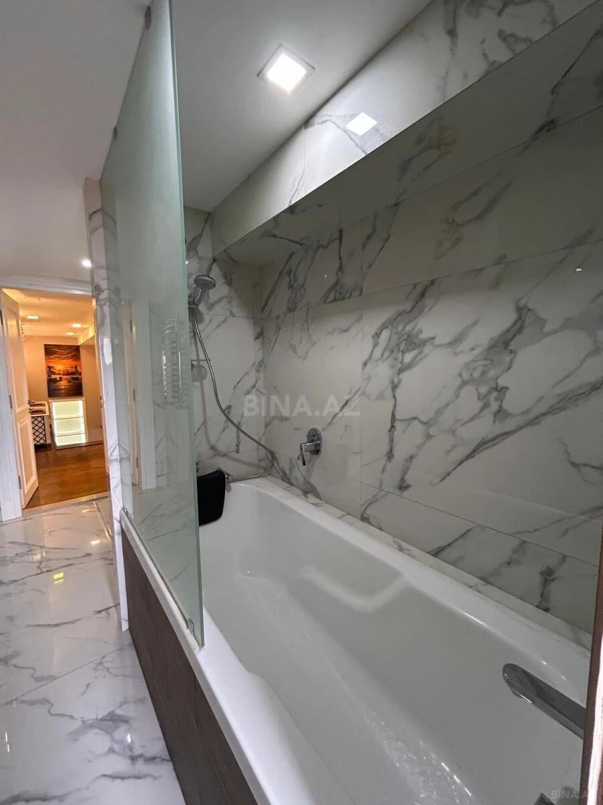 Satılır 6 otaqlı mənzil 305 m²