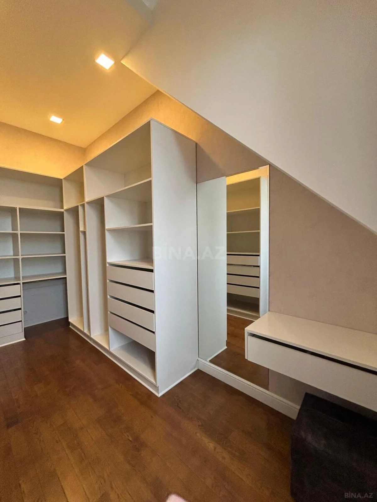 Satılır 6 otaqlı mənzil 305 m²