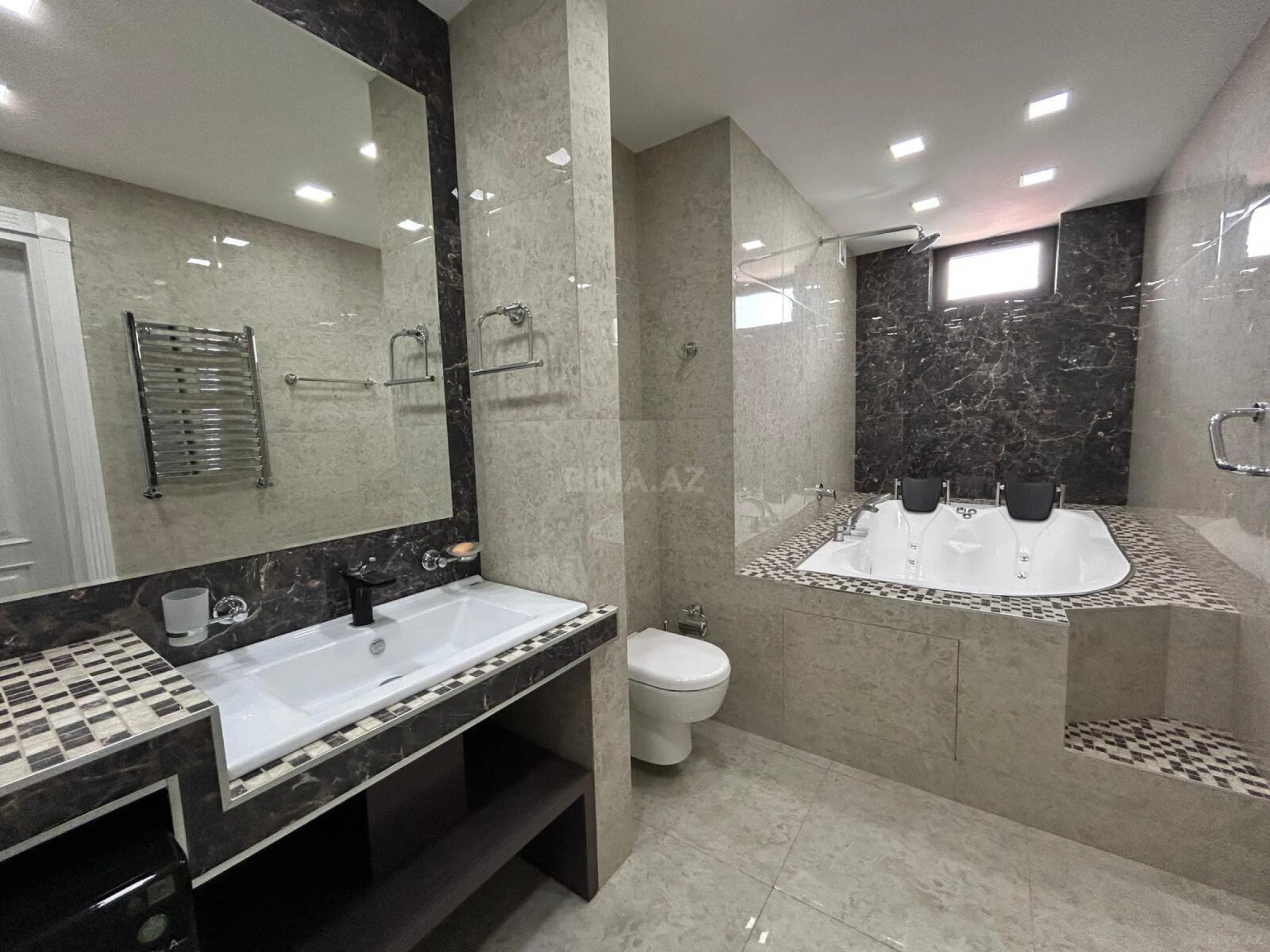 Satılır 6 otaqlı mənzil 305 m²
