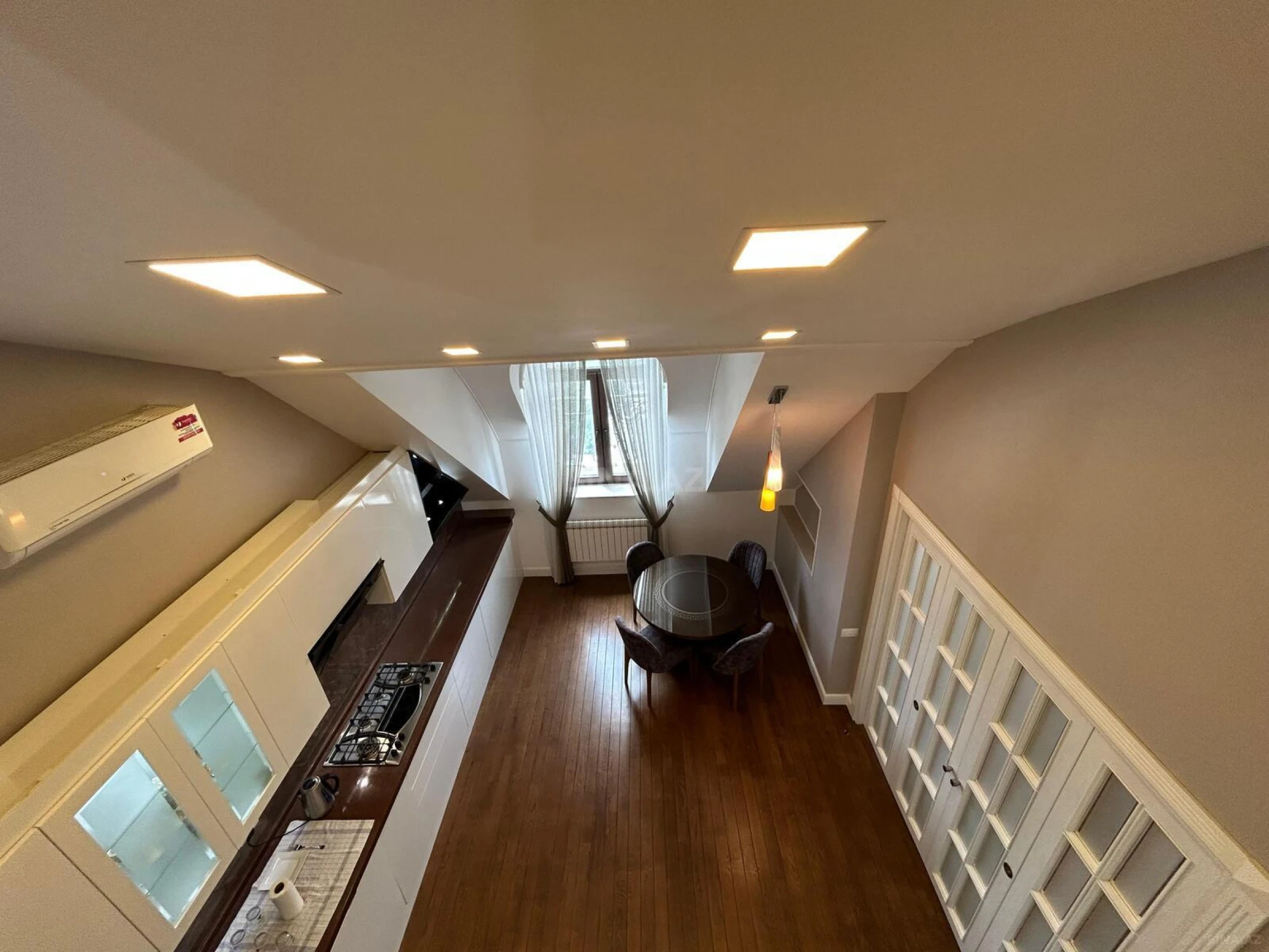 Satılır 6 otaqlı mənzil 305 m²