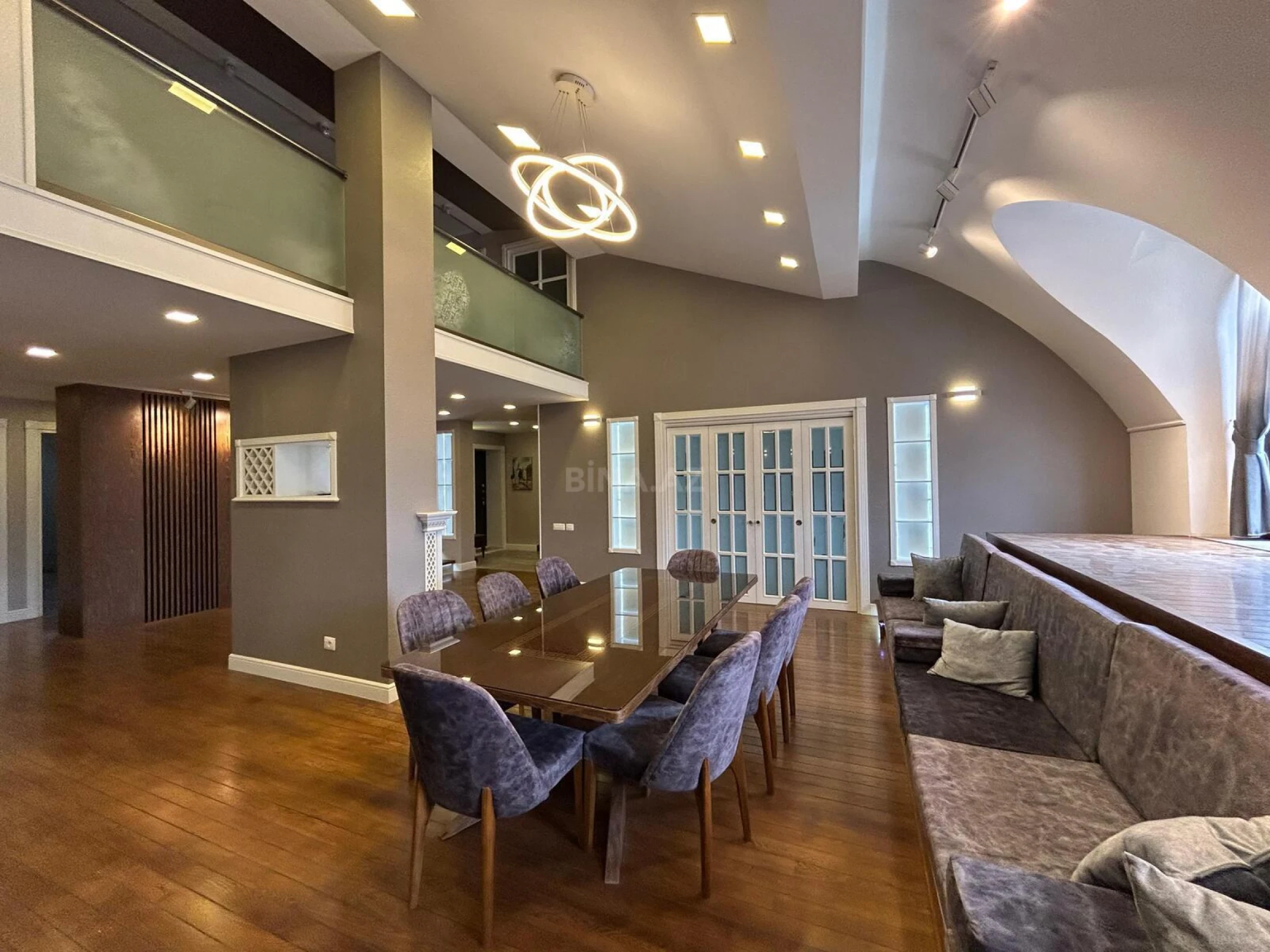Satılır 6 otaqlı mənzil 305 m²