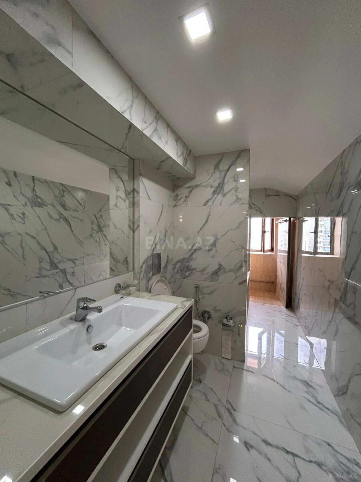 Satılır 6 otaqlı mənzil 305 m²