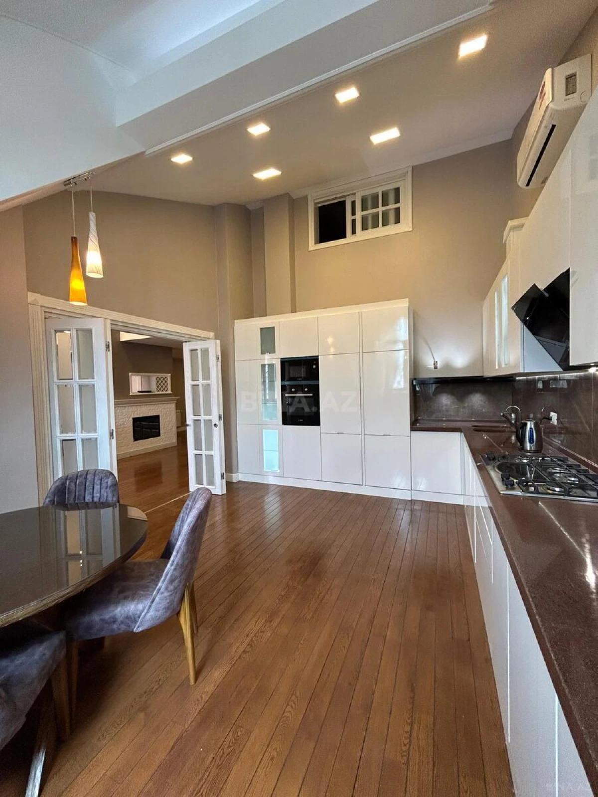 Satılır 6 otaqlı mənzil 305 m²